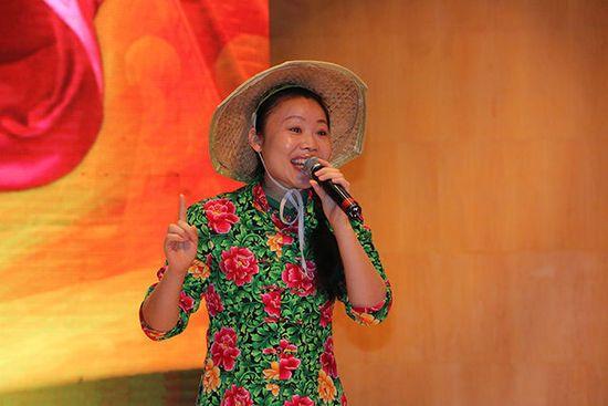毕福剑|毕福剑为捞金冒雨商演，身材发福肚腩明显，却自称退休后去种地？