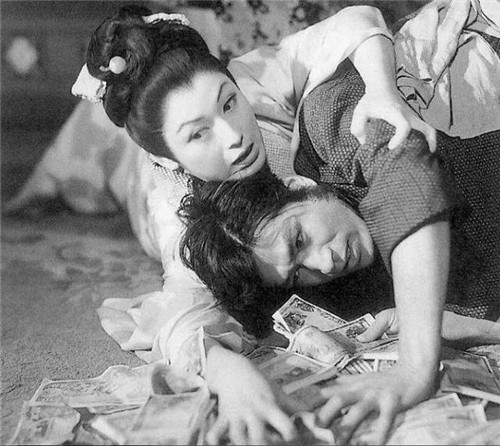 刽子手：日本最后被斩首的女人，刽子手连砍2刀都没死，第三刀她大喊3个字