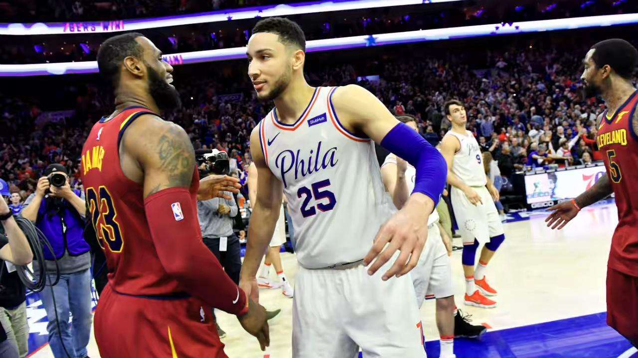 『秦昊』不戴口罩！詹姆斯和本西一同现身野球场，老汉胡子白了仍秀战斧劈扣！