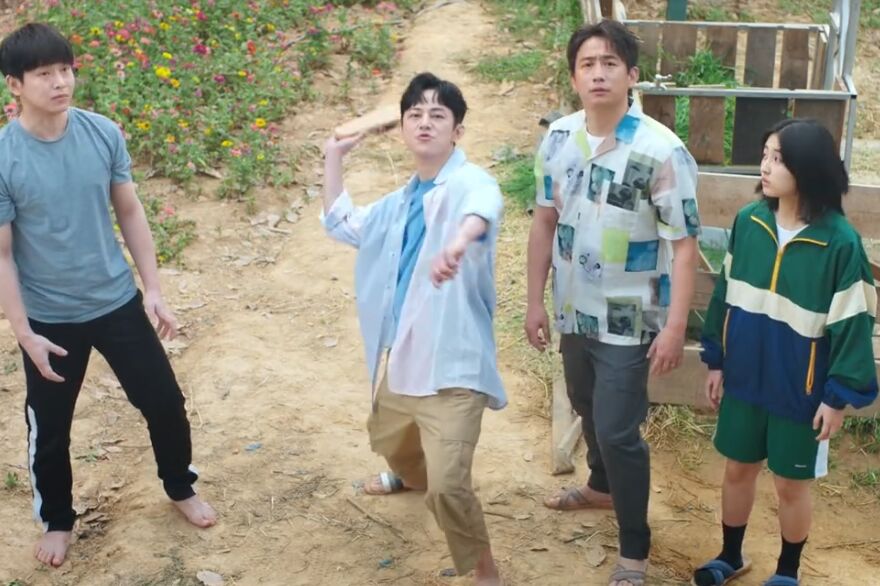 张子枫@向往的生活：四人统一穿拖鞋去田地，看到张子枫的穿法，网友：佩服