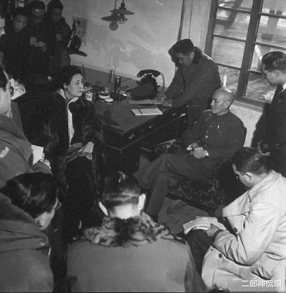 邓颖超|历史上过目难忘瞬间：看美女画报的汪精卫，戴草帽拄木棍的张学良，老蒋投票