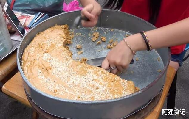 「糖果」如今难得一见的小吃，美女1天卖出10大盆，不早早来排队就买不到