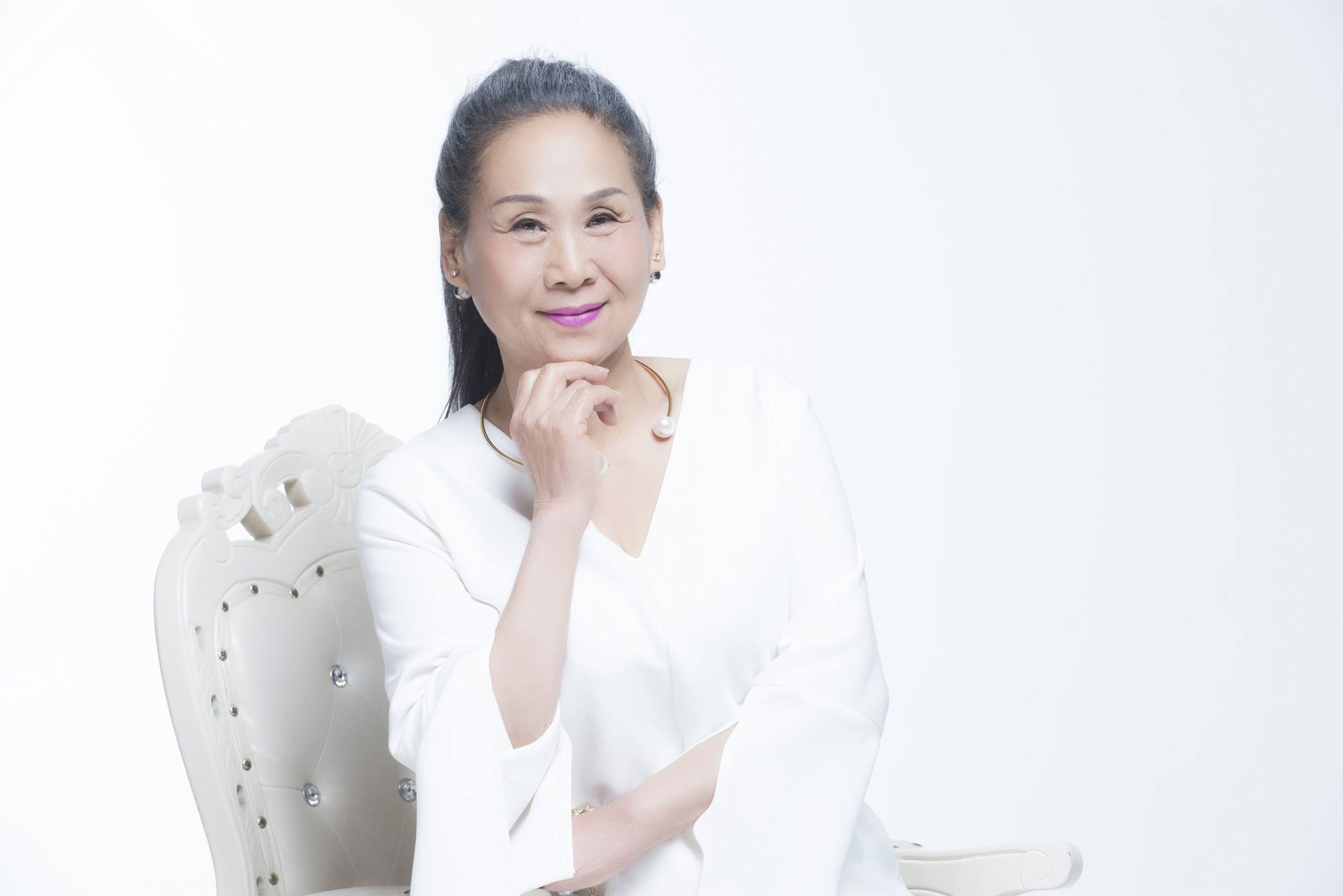 「演艺圈」62岁被儿子带进演艺圈，两部电影票房超85亿，如今比儿子还红