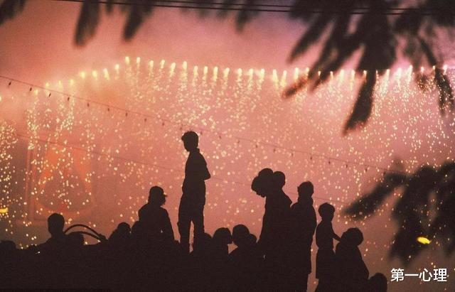 第一心理|越穷的人越爱国,有钱人崇洋媚外?心理解析:爱国程度与经济水平