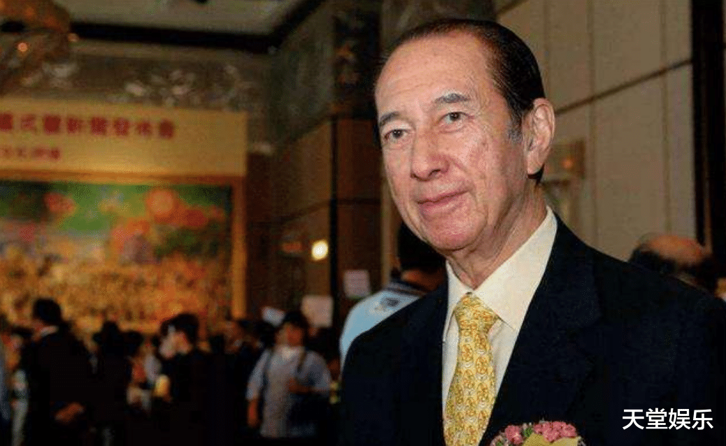 何鸿燊▲香港女首富50岁仍然不婚，跟女闺蜜同居9年，父亲身价已超3000亿