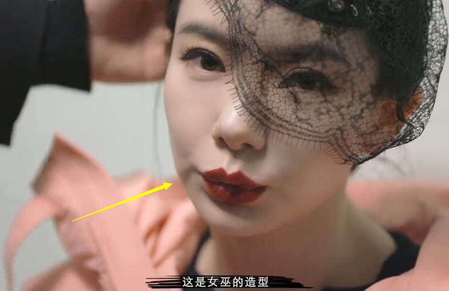 「戚薇」戚薇公开化妆视频，口红按着唇线涂，看清成品，才知她嘴巴多标准