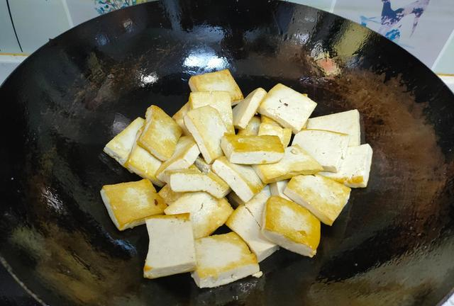 豆腐|天气冷，就馋这锅“热乎菜”，三种食材一锅炖，不放肉也倍儿香