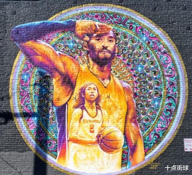 「玛利亚」库里再游行狂喊特朗普滚蛋!洛杉矶遭打砸抢烧,唯独科比壁画无损