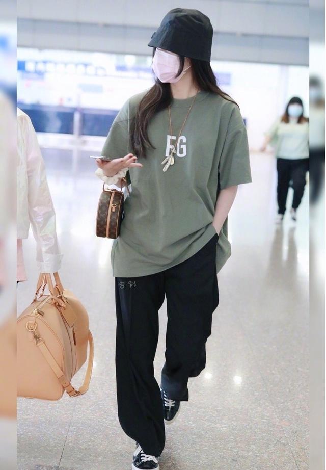 穿衣搭配：《拜托了冰箱》的小吃货娜比，小熊毛衣搭配复古丝巾发带，甜美精致的元气女孩！