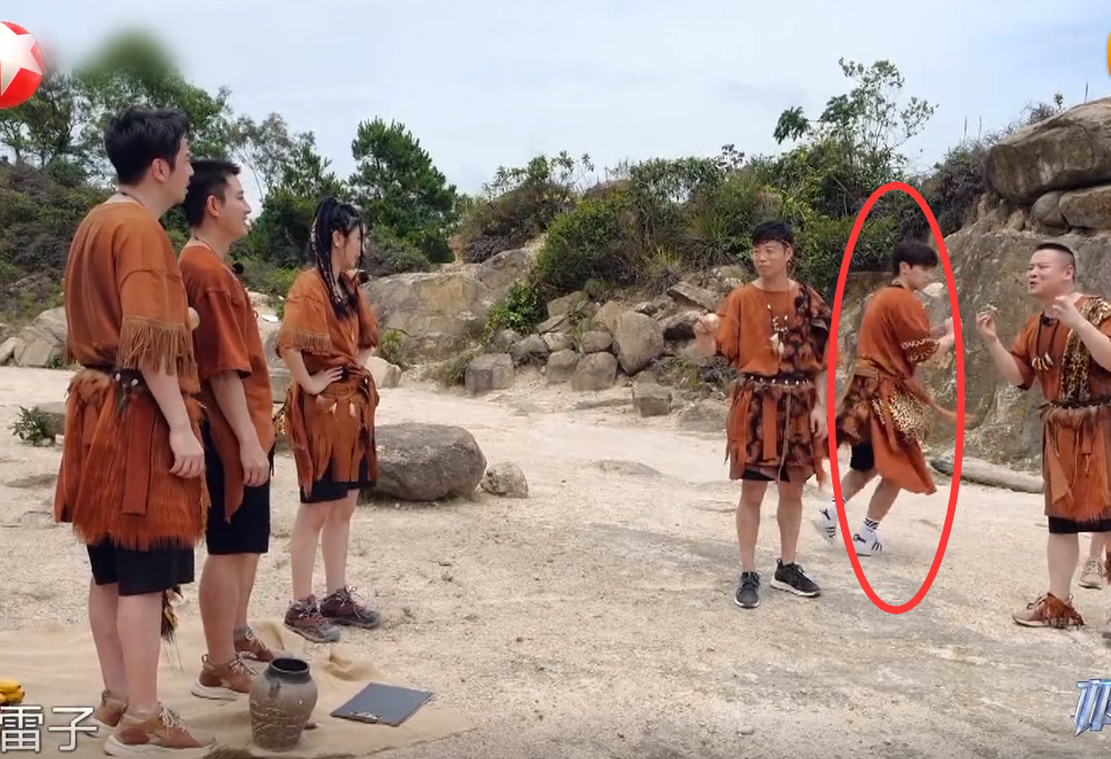 邓伦|致敬科比？邓伦在《极限挑战》这个动作很隐蔽，但还是被拍到