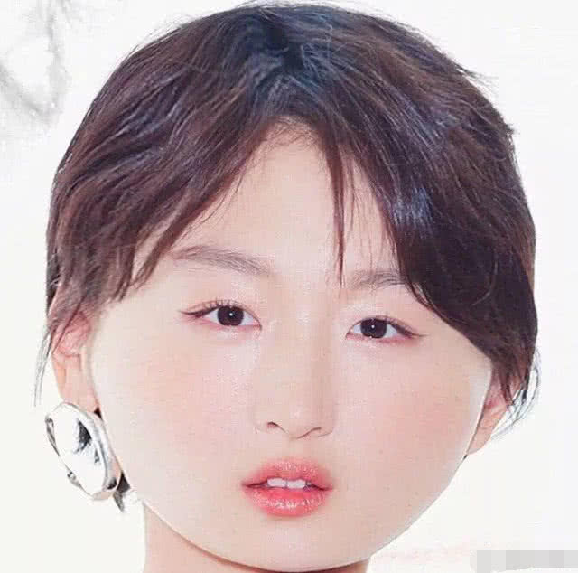 周冬雨拔智齿后晒自拍，半张脸引发网友脑洞，心疼又好笑！