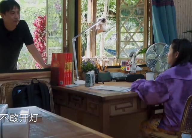 张子枫|张子枫在屋里学习，黄磊问她为啥不坐院子里？得知原因，被圈粉了