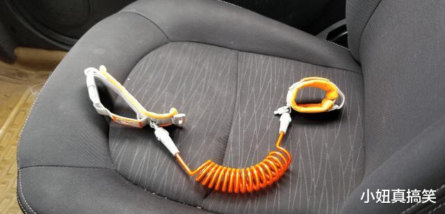 |“无意中在女同事车上发现的，是干嘛用的？”网友们内涵了...哈哈哈哈