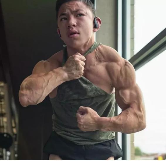 『健身』15岁拿下全球“健美冠军”的少年，练就一身肌肉，如今这身高亮了