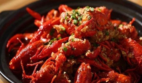 「小龙虾」小龙虾的虾头能吃吗扔掉还是吃掉，看看专业人士怎么吃龙虾