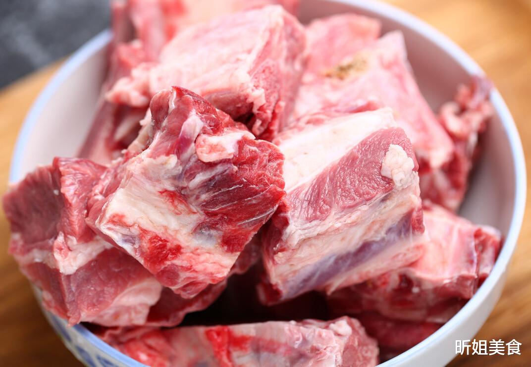 排骨|给排骨焯水，为何排骨反倒变得又腥又柴？才知道，原来是用错了水