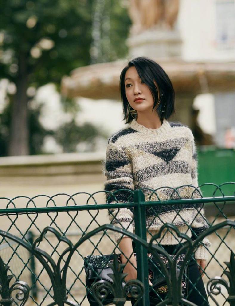 『周迅』周迅脚踩10cm高跟鞋，身材仍是五五分，网友：得罪造型师了？