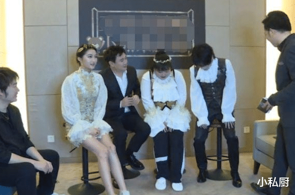 关晓彤@贾玲以为腿不算粗，谁知在撩起裤腿那刻，王牌家族的反应亮了