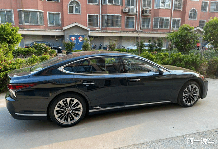 雷克萨斯LS@108万入手雷克萨斯LS，赠送了一束花，车主笑称正好送给老婆