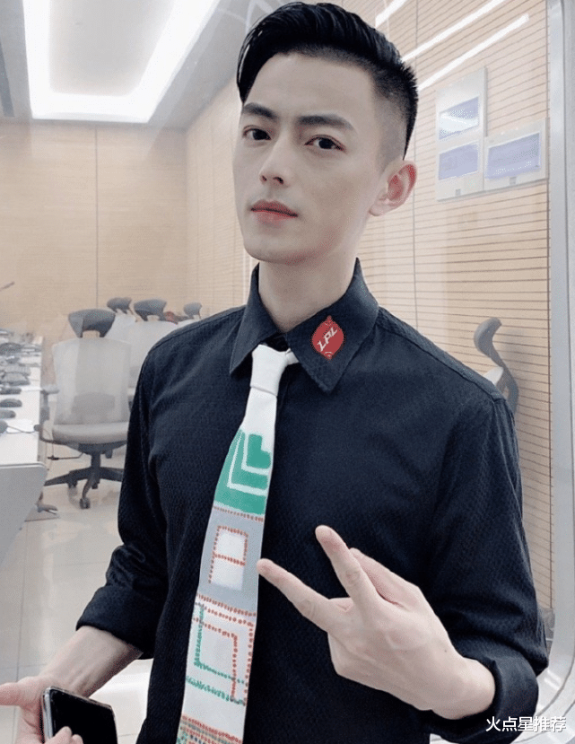 霍建华@电竞帅哥走红网络，撞脸霍建华被要求出道，女粉看到都心动了