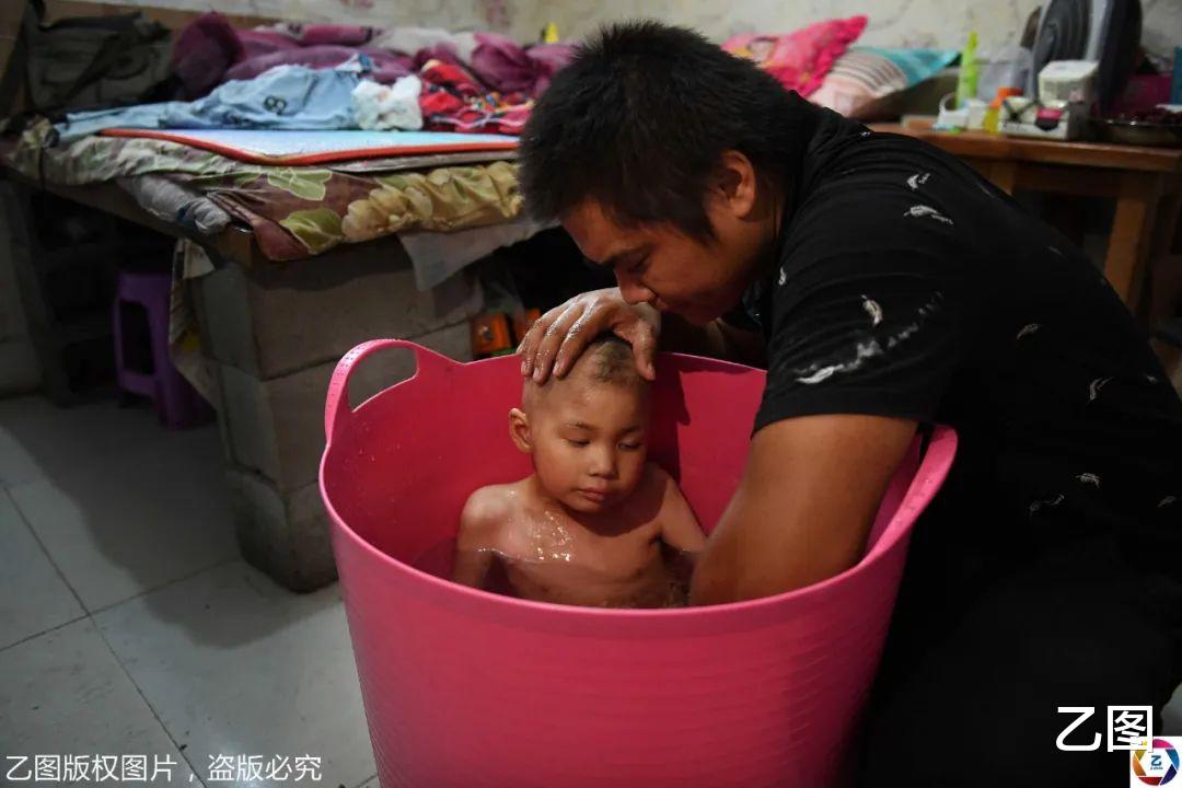 乙图|妻子跑了，90后货车司机带着病儿跑长途：最怕跑着跑着儿子没了