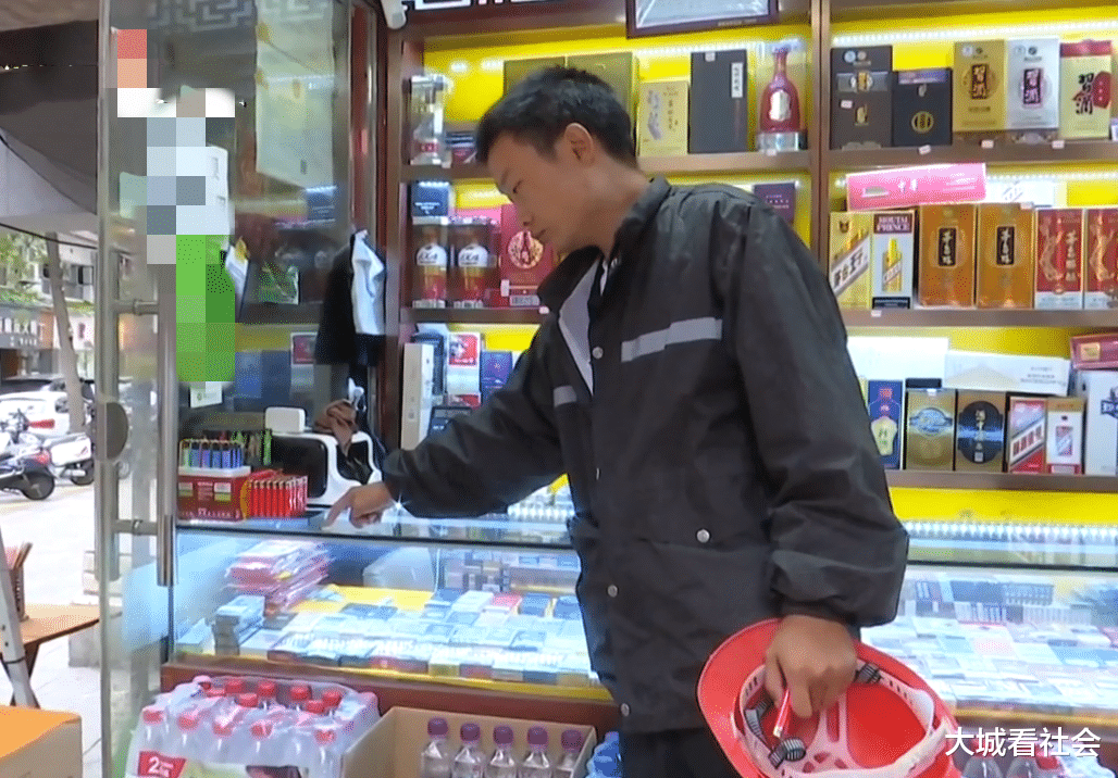 大城看社会|买34条烟全是假的，顾客要求假一赔三，老板却说他在敲诈