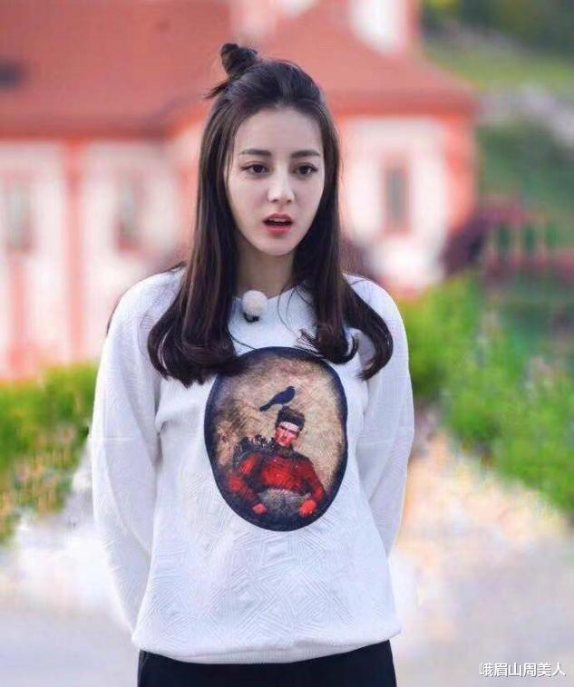 发型|脸圆的女生要学会拒绝留中分，难看显脸大，这5种发型才适合你