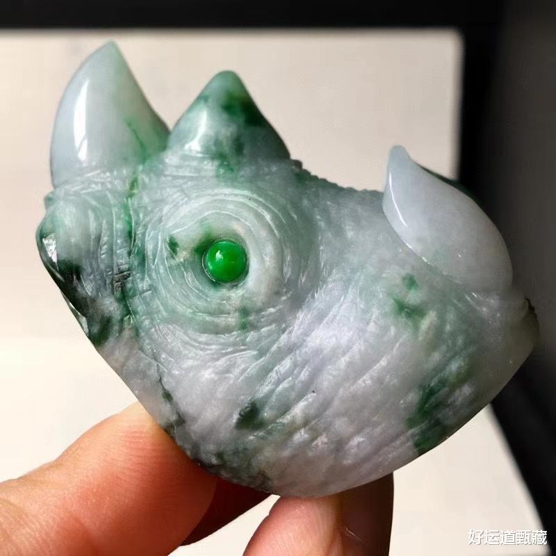 翡翠■新手不懂翡翠，怎样买到物有所值的翡翠雕件，找对方法就能