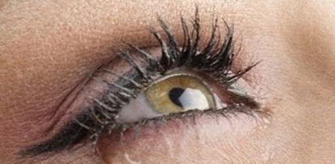 科学家@人类的眼泪是什么样子?科学家将它放大后来看,再也不敢流泪了