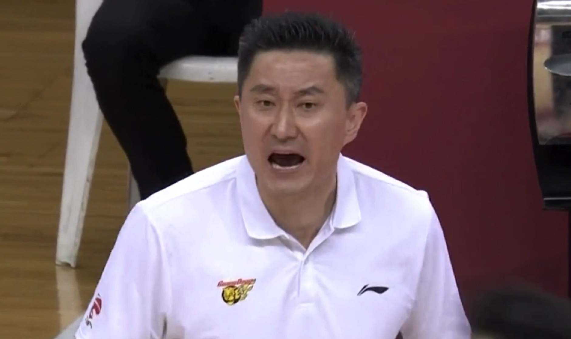 辽宁男篮|输球后易建联握住拳头，辽宁全队都在庆祝，谁留意到郭艾伦？