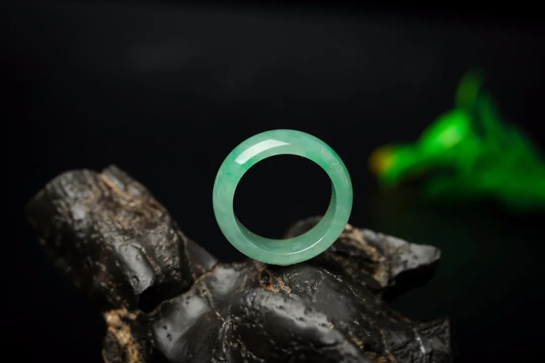 『翡翠』货主4500买翡翠原石, 一刀切出罕见冰种黄翡，激动到想哭！