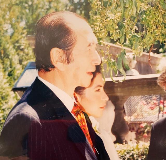 仝卓@二房小女儿发父亲参加自己婚礼照怀念赌王，细数婚礼父亲暖心细节