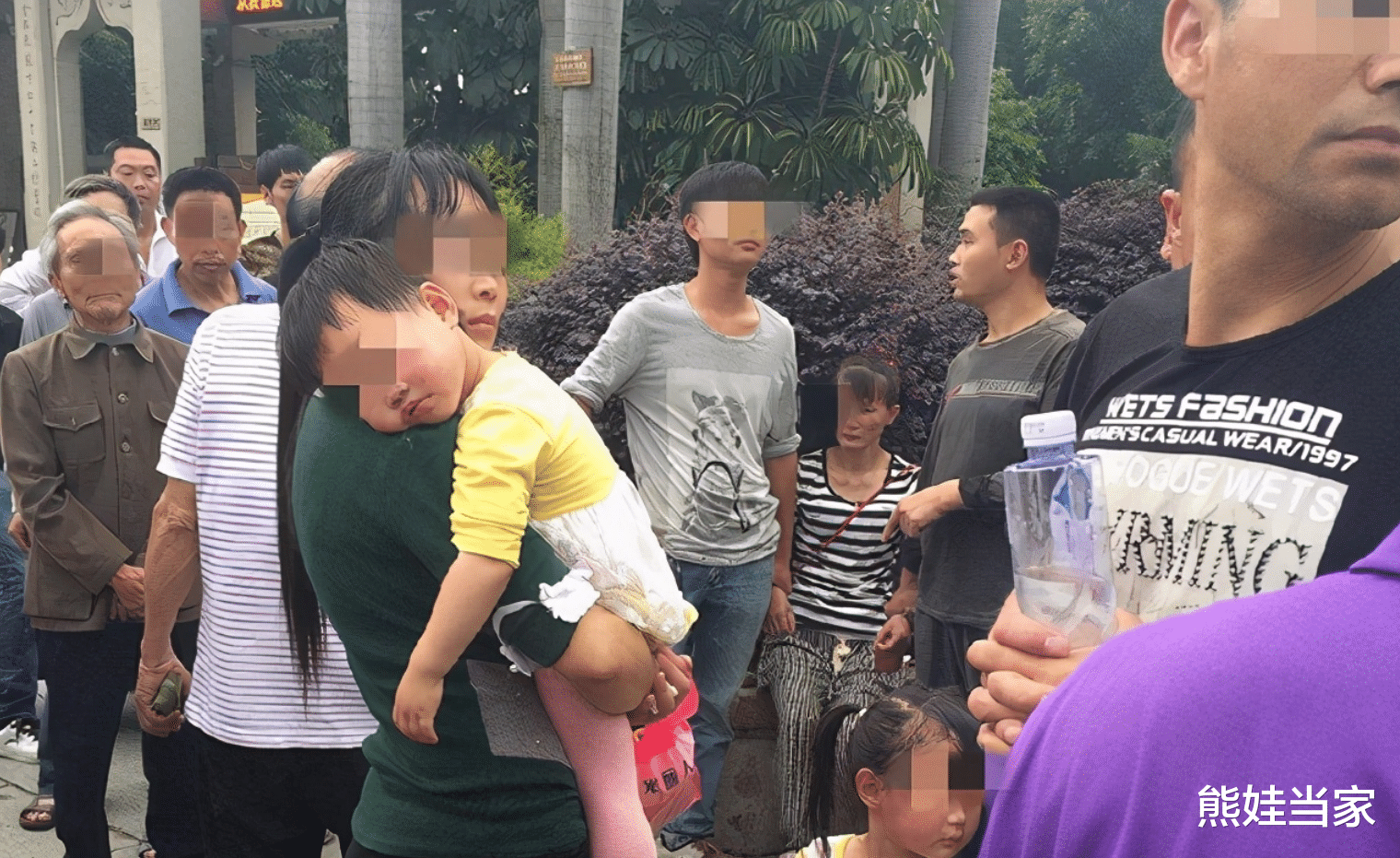 熊娃当家|被拐3年的儿子在街上认出亲妈，妈妈却拒绝相认，民警：太机智