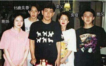 杨紫|明星父母颜值有多高？吴尊全家最丑，看到杨紫一家：亲闺女没错了