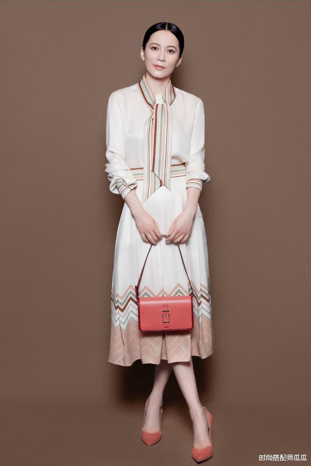 十二星座|女人过了五四十岁,少穿T恤配短裤吧!学学俞飞鸿这样穿,真优雅