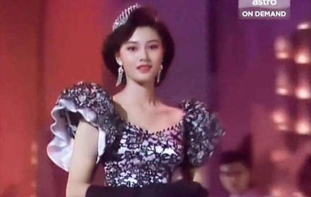 李嘉欣|1990年凌晨，李嘉诚带\情妇\李嘉欣回家，3小时后原配离奇死亡