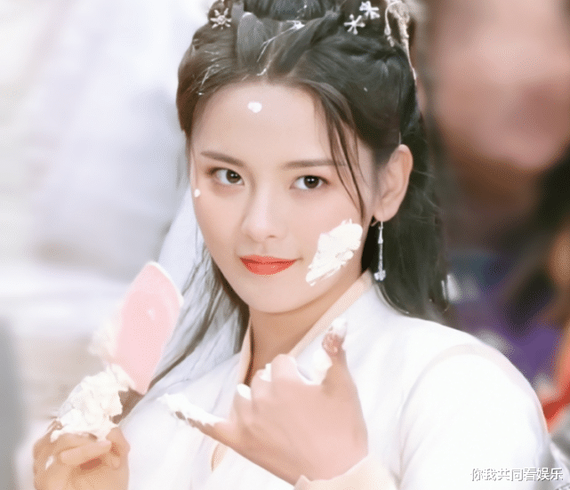 「杨超越」难怪杨超越的嘴唇这么水嫩，看到她涂唇膏的方式后，原来我错了十几年