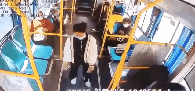 【】公交车上为陌生老人清理粪便的女孩找到了