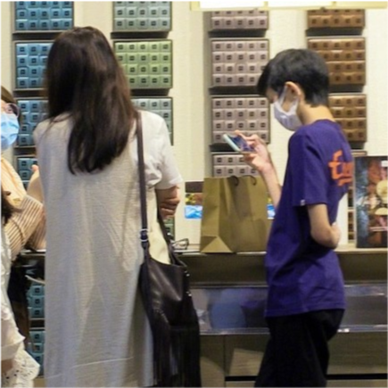 袁咏仪|袁咏仪让儿子陪逛街，魔童身高赶上妈妈，还模仿张智霖全程伺候靓靓