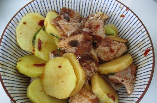 「土豆」土豆和它是绝配，蒸一蒸，鲜美又下饭，连汤汁都不浪费
