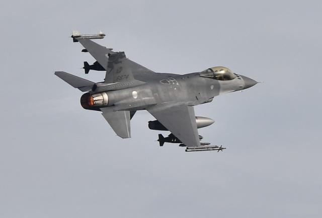 f-16|台军不再遮掩，8架战机分批挂弹升空，魏凤和警告绝不是空话
