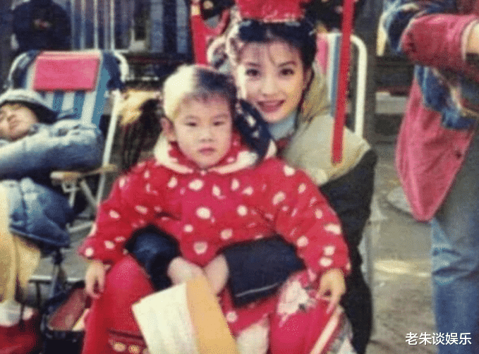 赵薇▲什么？二十年前的赵薇拍摄还珠格格时，怀里抱的孩子竟然是小沈阳