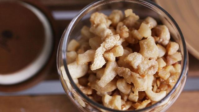 猪油渣|“猪油渣”到底能不能吃?听听营养专家怎么说,原来很多人都不懂