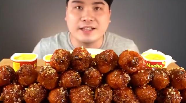 |大胃王挑战50个“鸡腿”，放在嘴边露馅了，网友：我能吃100个！