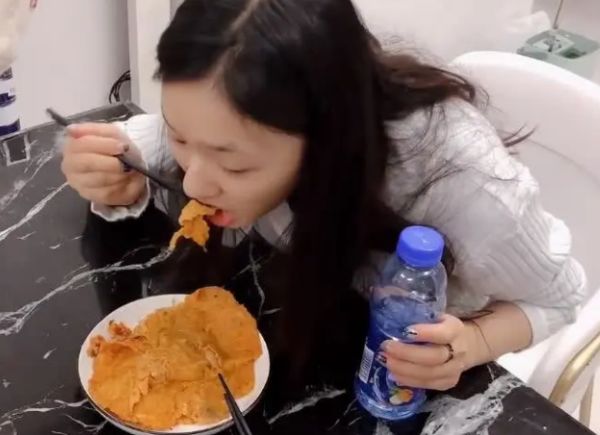 「林允」林允直播下厨做饭,颜值高到不需要化妆,“牛奶肌”皮肤好好炫耀