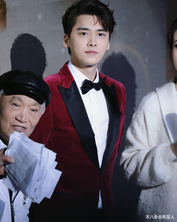 李易峰|中国电视好演员红毯生图：江疏影手拿暖手宝，李易峰穿得像魔术师