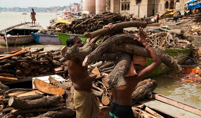 「基站」砸华为手机烧华为基站，不到10小时，印度就迎来报应