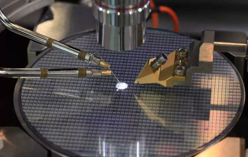 |荷兰光刻机成功非一蹴而就，我国光刻机之路，需历经磨难！