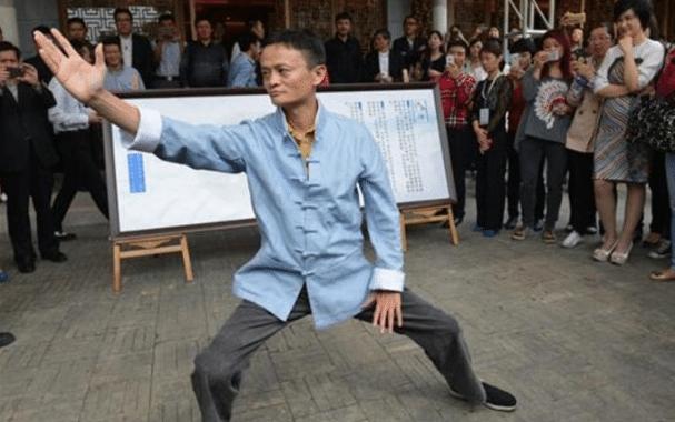 阿里巴巴|马云从阿里卸任后，他的贴身保镖李天金也失去百万薪酬，现状如何