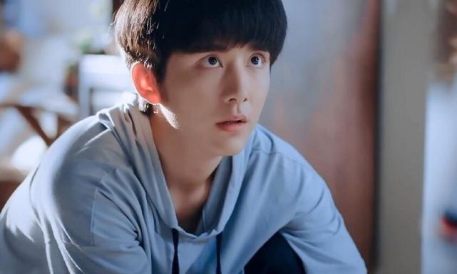 以家人之名|《以家人之名》剧透：贺子秋出国遭父亲虐待，半工半读终遇伯乐